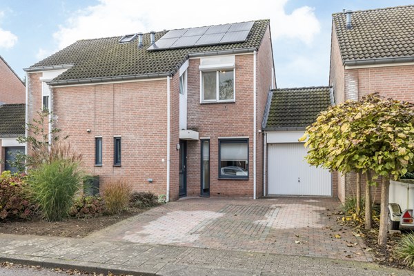 Te koop: In een geliefde en kindvriendelijke woonomgeving in het dorp Groot Genhout is gelegen deze geschakelde woning met 4 slaapkamers, inpandige garage en ruime tuin.